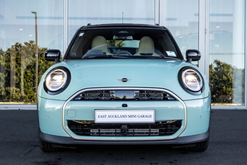 2025 MINI Cooper C 5 Door Favoured image 2