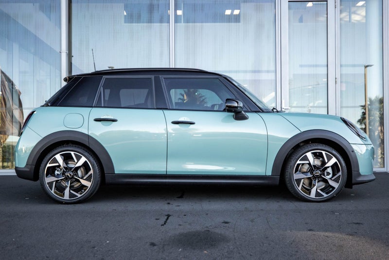2025 MINI Cooper C 5 Door Favoured image 3