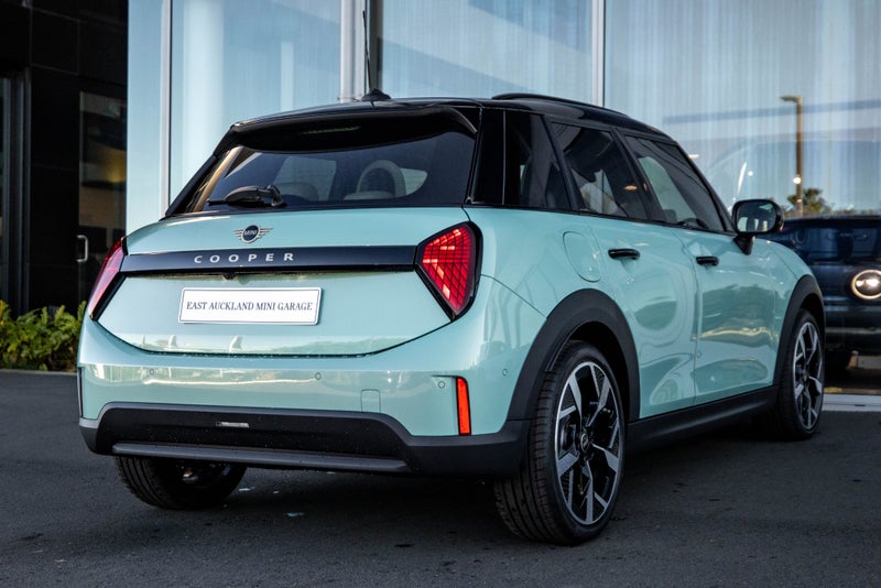 2025 MINI Cooper C 5 Door Favoured image 5