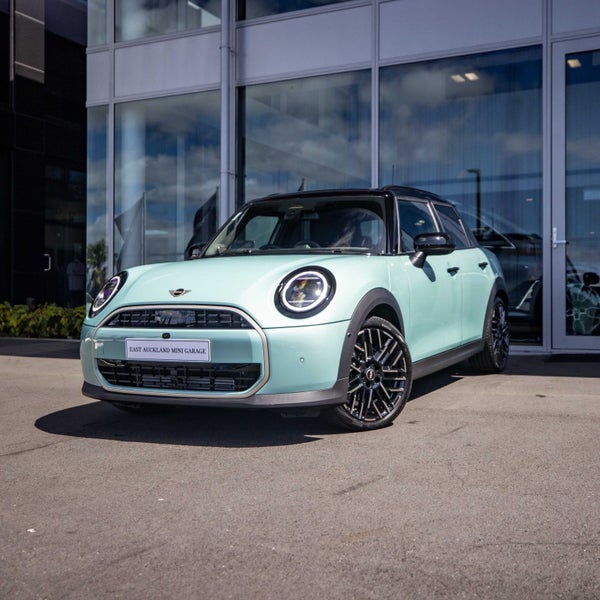 2025 MINI Cooper C 5 Door Favoured image 1