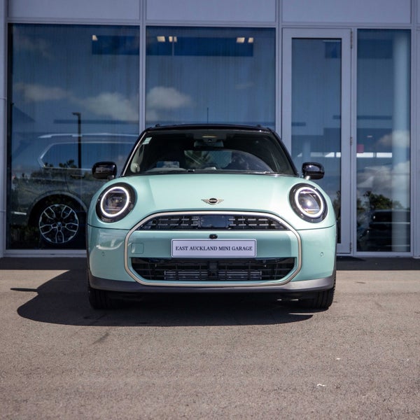 2025 MINI Cooper C 5 Door Favoured image 2