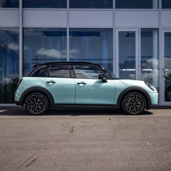 2025 MINI Cooper C 5 Door Favoured image 3