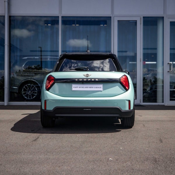 2025 MINI Cooper C 5 Door Favoured image 4