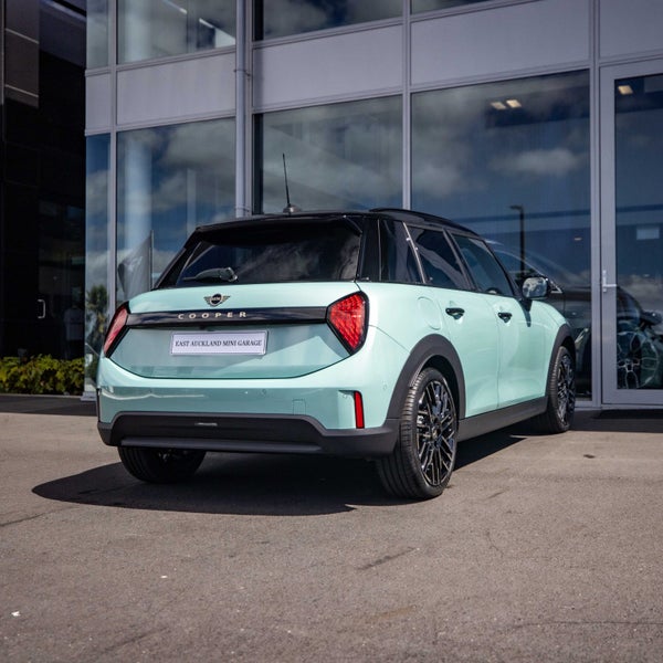 2025 MINI Cooper C 5 Door Favoured image 5