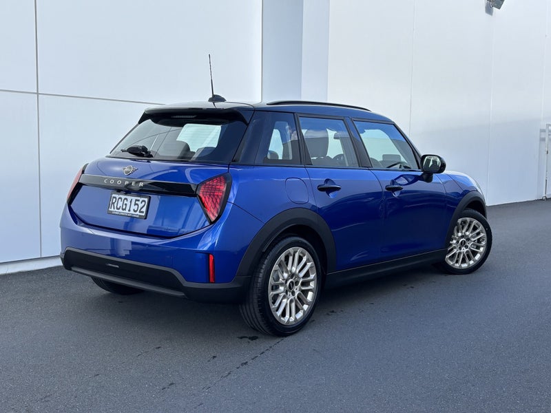 2025 MINI Cooper C 5-Door Hatch Core image 2