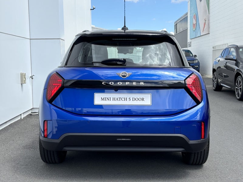 2025 MINI Cooper C 5-Door Hatch Core image 4