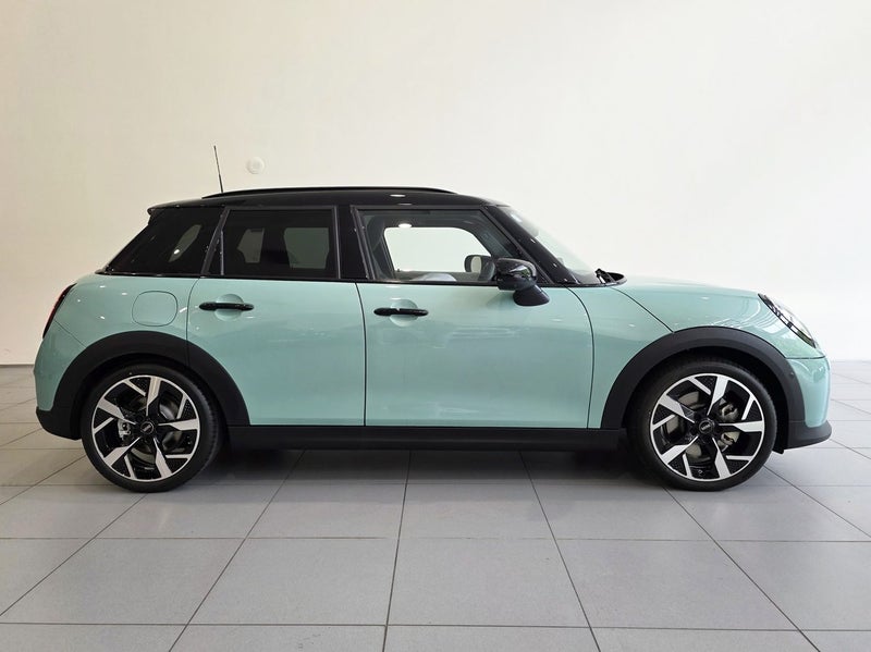 2025 MINI Cooper C Favoured Spec 5dr image 3