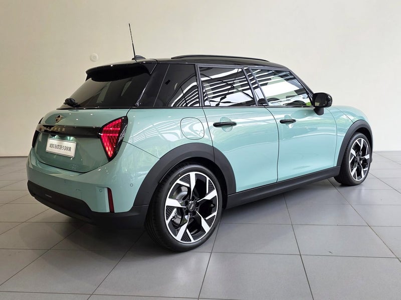 2025 MINI Cooper C Favoured Spec 5dr image 4