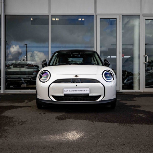 2025 MINI Cooper E 3 door full Electric Classic image 2