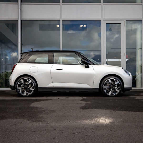 2025 MINI Cooper E 3 door full Electric Classic image 3