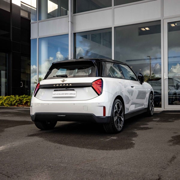 2025 MINI Cooper E 3 door full Electric Classic image 4