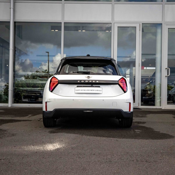 2025 MINI Cooper E 3 door full Electric Classic image 5