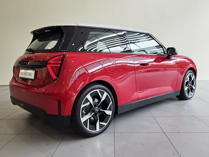 2025 MINI Cooper E Classic image 4