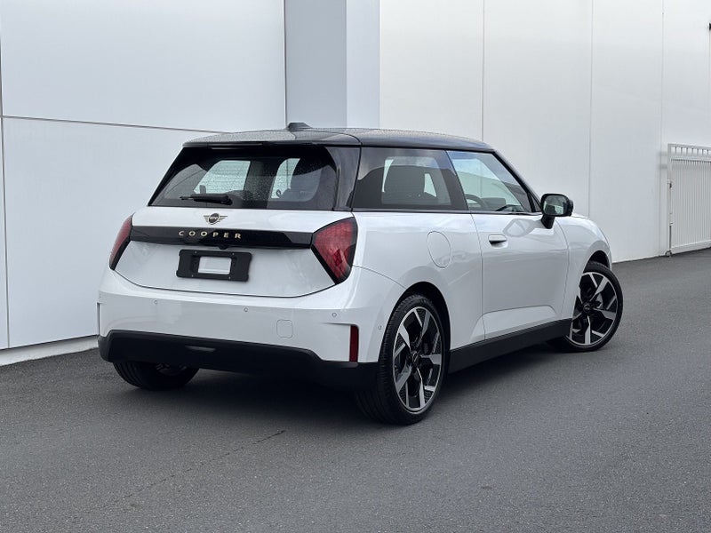 2025 MINI Cooper E Classic image 2