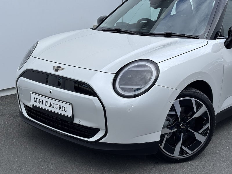 2025 MINI Cooper E Classic image 4