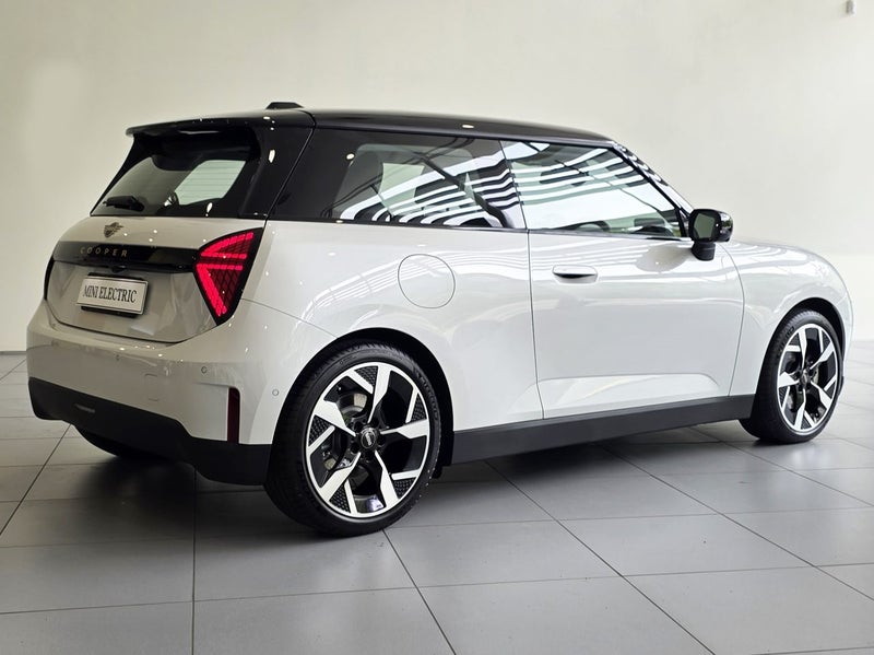 2025 MINI Cooper E - Classic image 4