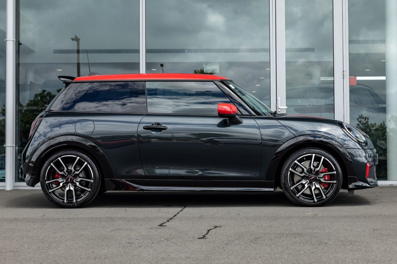 2025 MINI Cooper JCW 3-Door Favoured image 3