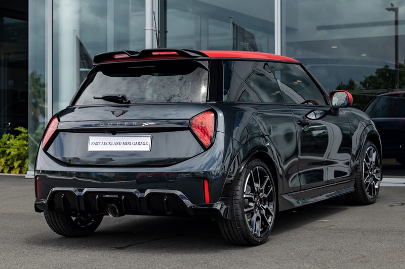 2025 MINI Cooper JCW 3-Door Favoured image 4