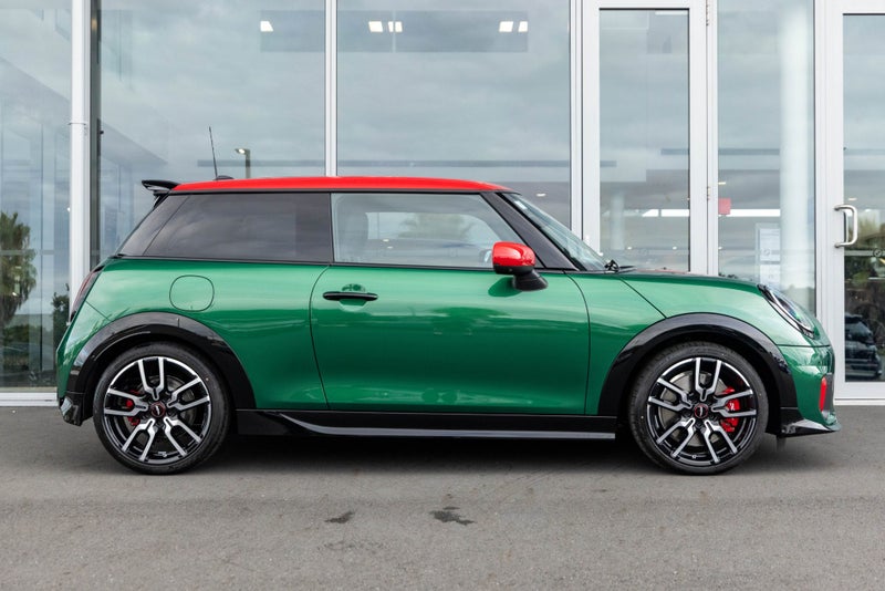 2025 MINI Cooper JCW 3-Door Favoured image 3
