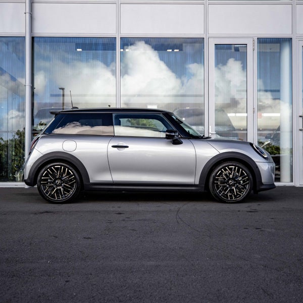 2025 MINI Cooper S 3 door Favoured image 3