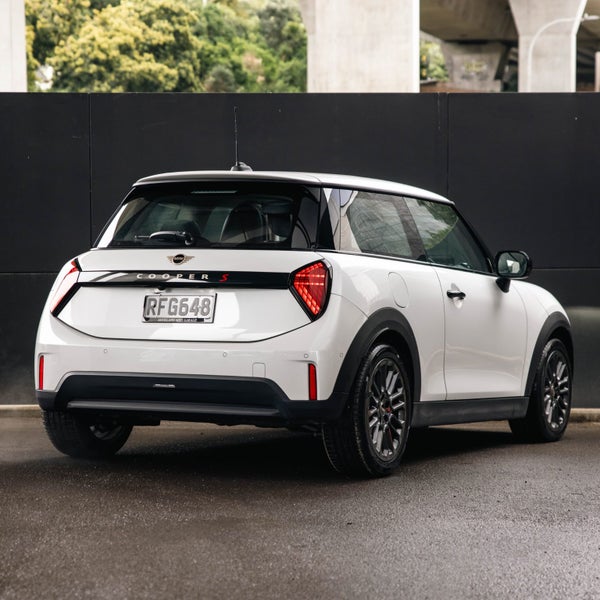 2025 MINI Cooper S 3 Door Hatch Classic image 2