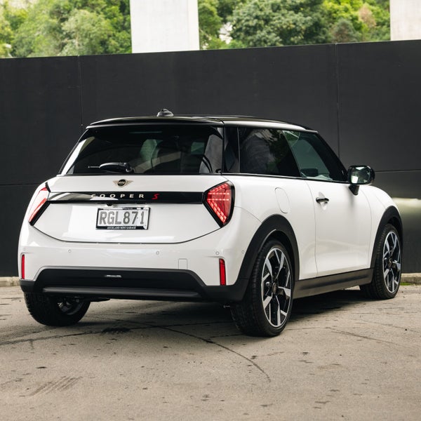 2025 MINI Cooper S 3 Door Hatch Favoured image 2