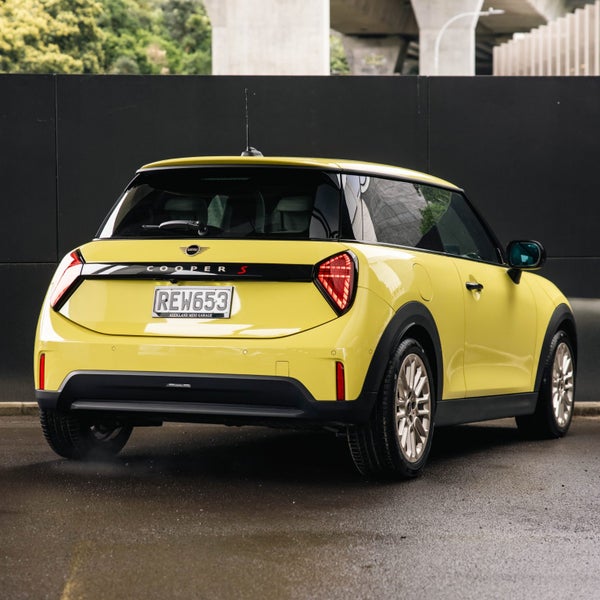 2025 MINI Cooper S 3 Door Hatch Favoured image 2