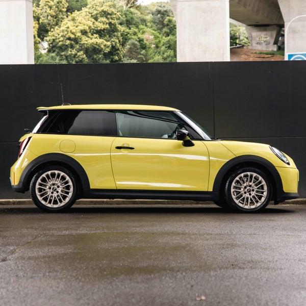 2025 MINI Cooper S 3 Door Hatch Favoured image 4