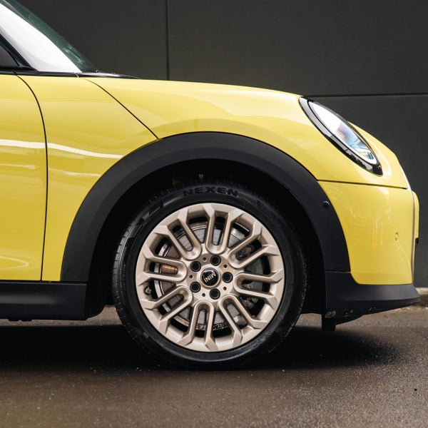 2025 MINI Cooper S 3 Door Hatch Favoured image 5