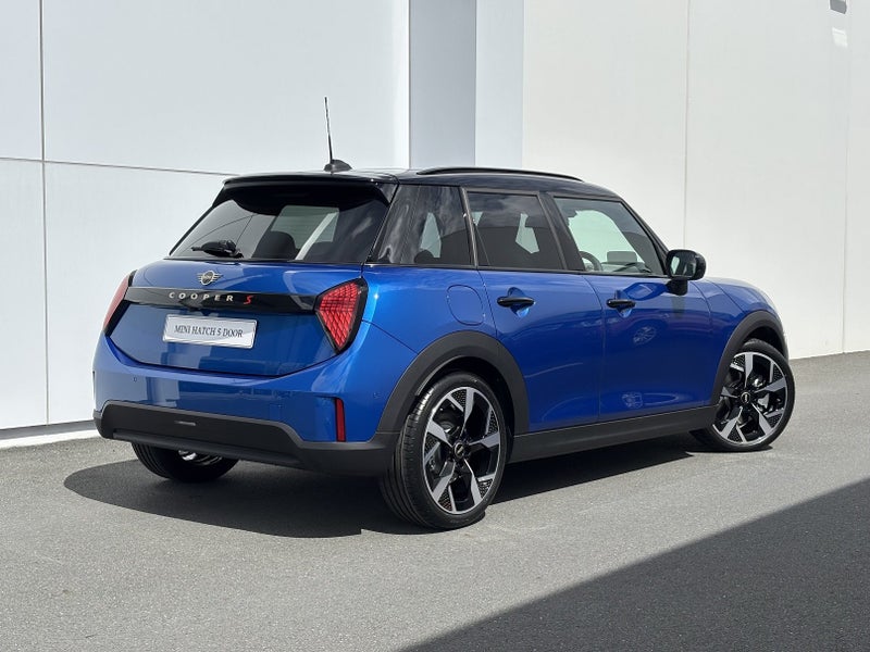 2025 MINI Cooper S 5-Door Hatch Favoured image 2
