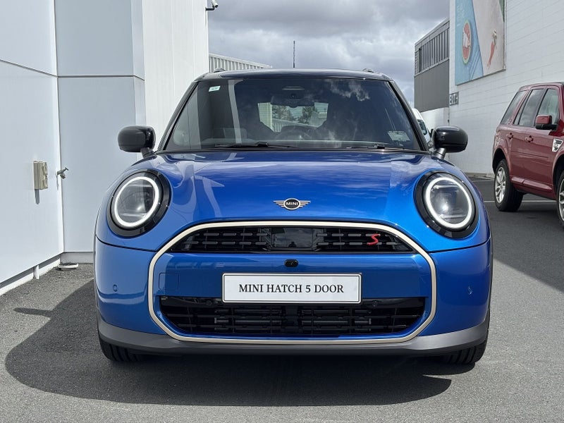 2025 MINI Cooper S 5-Door Hatch Favoured image 3