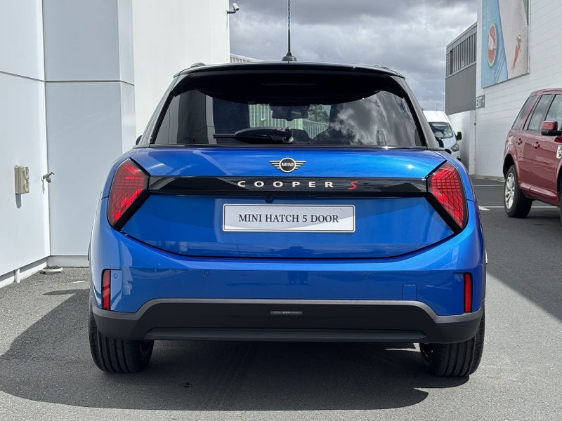 2025 MINI Cooper S 5-Door Hatch Favoured image 4