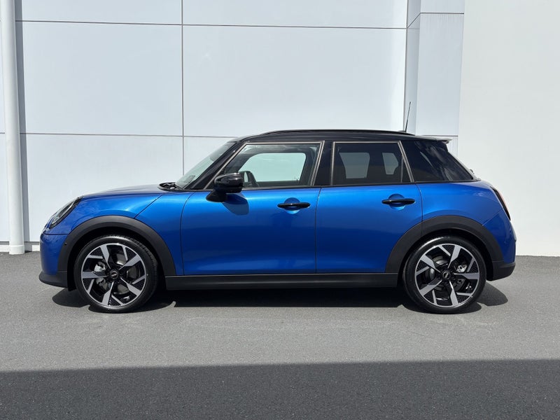 2025 MINI Cooper S 5-Door Hatch Favoured image 5