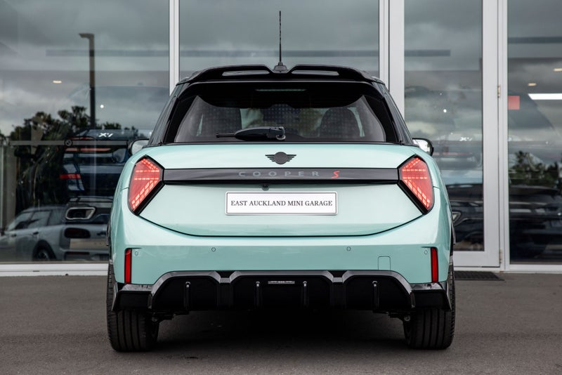 2025 MINI Cooper S 5 door JCW Sport image 5