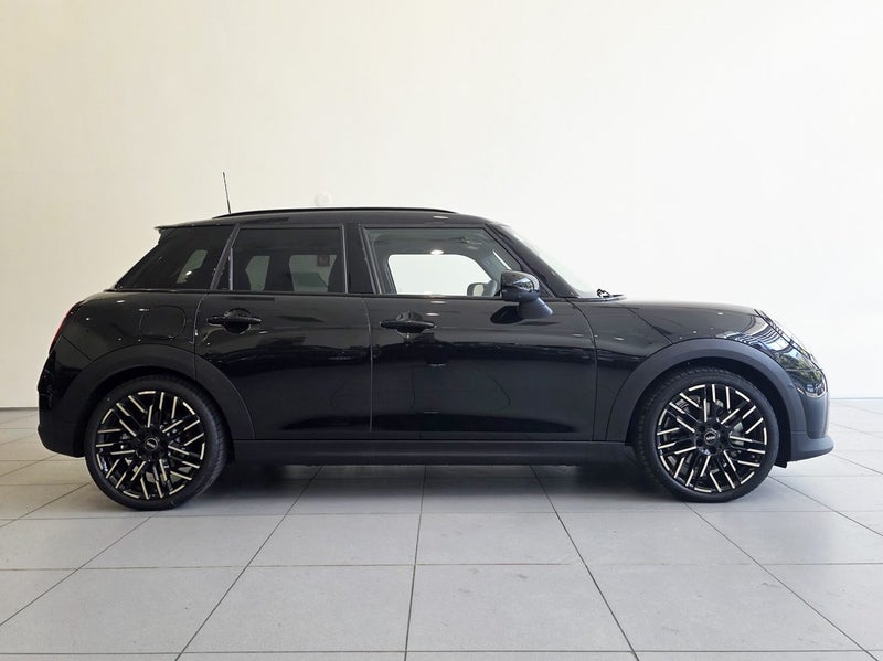 2025 MINI Cooper S 5dr Favoured Spec image 3