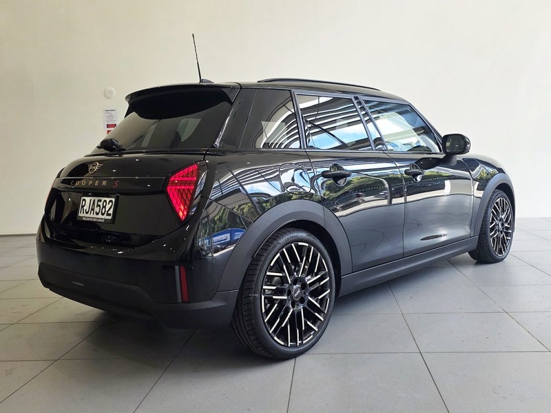 2025 MINI Cooper S 5dr Favoured Spec image 4