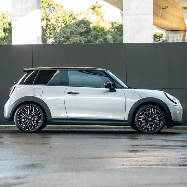 2025 MINI Cooper S Favoured image 4