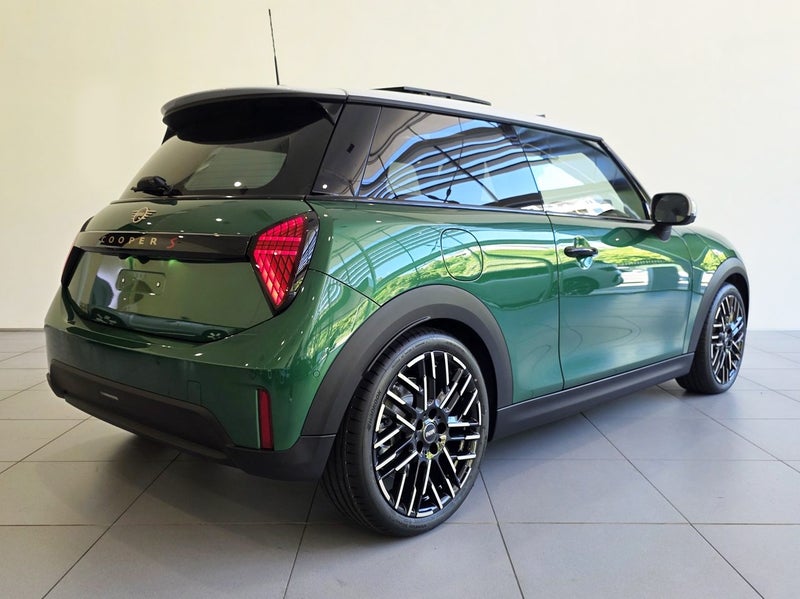 2025 MINI Cooper S Favoured Spec 3dr image 4