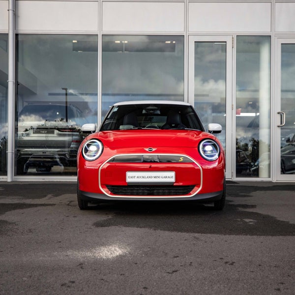 2025 MINI Cooper SE 3 door Full Electric Favoured image 2