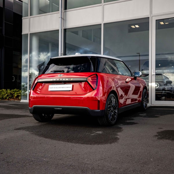 2025 MINI Cooper SE 3 door Full Electric Favoured image 4
