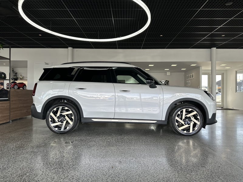 2025 MINI Countryman C Favoured image 3