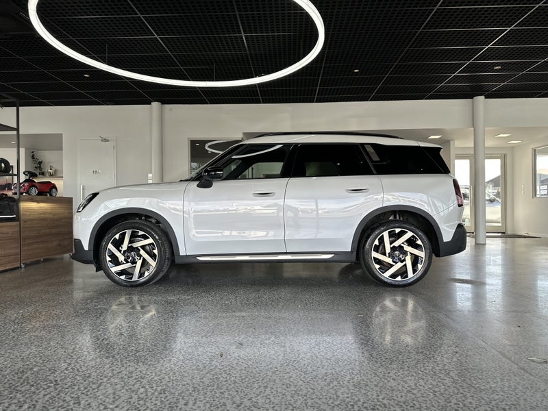 2025 MINI Countryman C Favoured image 5