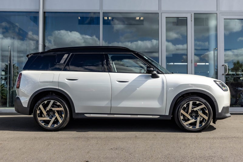 2025 MINI Countryman C Favoured image 3