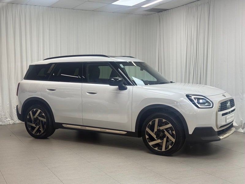 2025 MINI Countryman Countryman C Favoured image 3