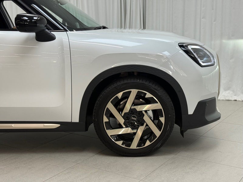 2025 MINI Countryman Countryman E Favoured image 3