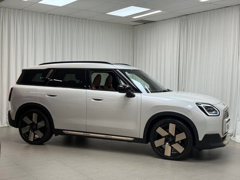 2025 MINI Countryman Countryman E Favoured image 3