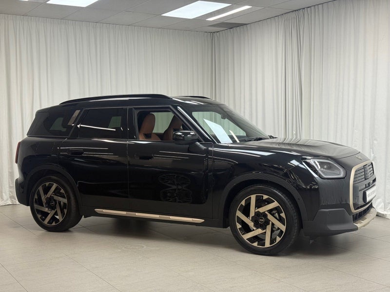 2025 MINI Countryman Countryman E Favoured image 3
