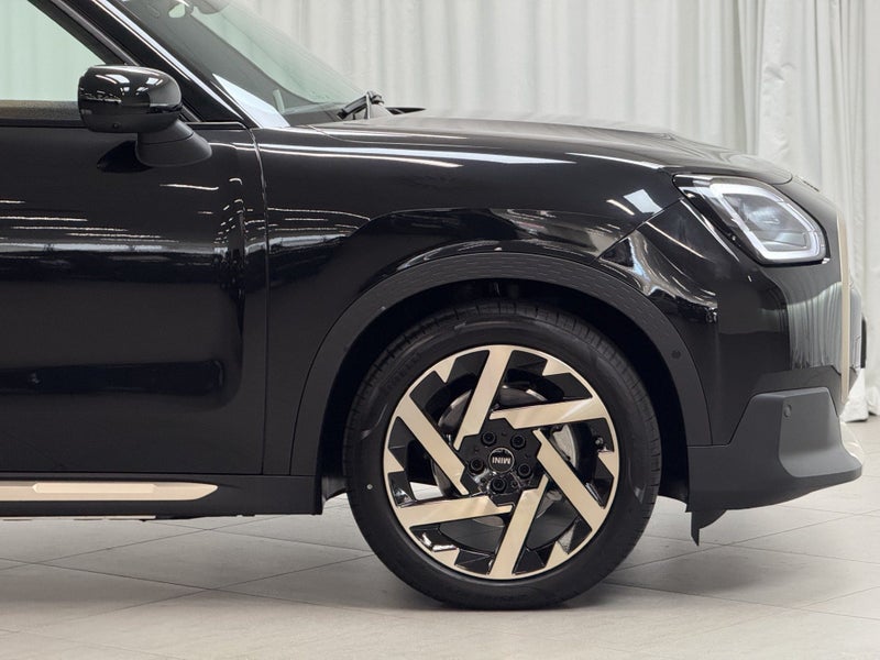 2025 MINI Countryman Countryman E Favoured image 3