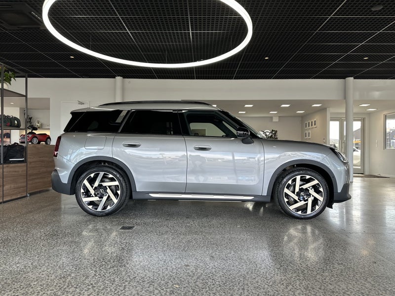 2025 MINI Countryman E Favoured image 3