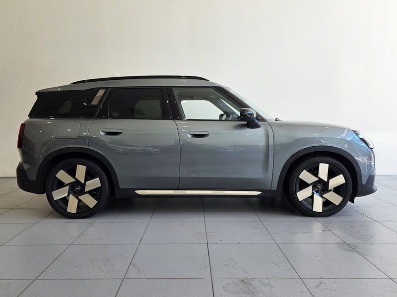 2025 MINI Countryman E Favoured Spec image 3